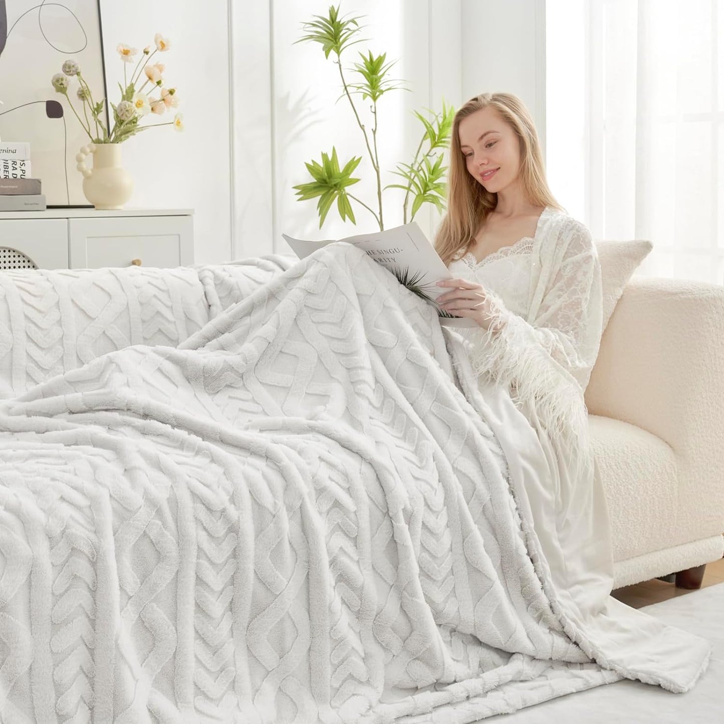 Faux Fur Throw Blanket for Couch, Jacquard Fuzzy Plush Soft Thick Winter Throw Blanket for Sofa Bed Living Room Bedroom，50"X60" Beige