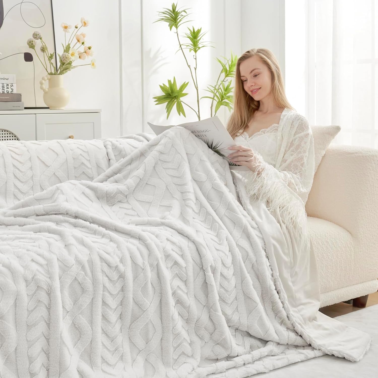 Faux Fur Throw Blanket for Couch, Jacquard Fuzzy Plush Soft Thick Winter Throw Blanket for Sofa Bed Living Room Bedroom，50"X60" Beige